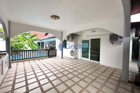 House in Pattaya, Thailand 4 bedrooms № 196213 - photo 16