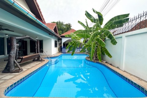 House in Pattaya, Thailand 4 bedrooms № 196213 - photo 17