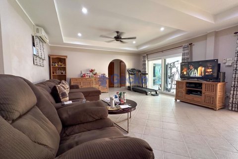 House in Pattaya, Thailand 4 bedrooms № 196213 - photo 3