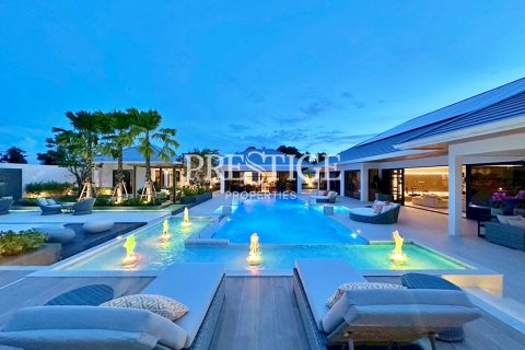 House in Pattaya, Thailand 5 bedrooms № 198085
