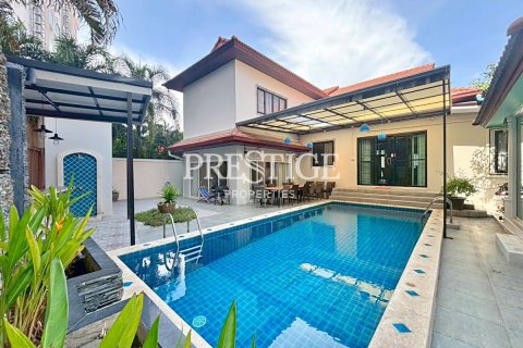 House in Pattaya, Thailand 7 bedrooms № 198087