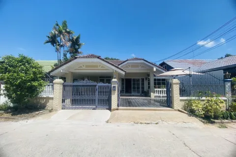 House in Pattaya, Thailand 4 bedrooms № 155603