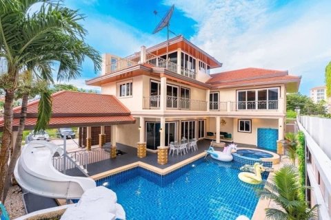 Villa in Pattaya, Thailand 4 bedrooms № 157327 - photo 2