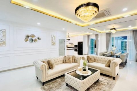 Villa in Pattaya, Thailand 5 bedrooms № 114095 - photo 3
