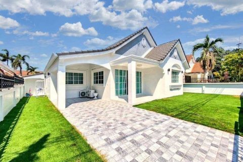 House in Pattaya, Thailand 3 bedrooms № 120203 - photo 1