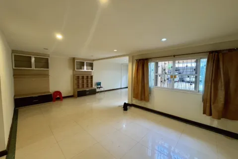 Townhouse in Bangkok, Thailand 3 bedrooms № 117876 - photo 5