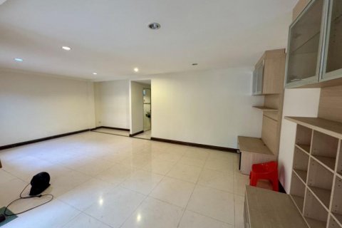 Townhouse in Bangkok, Thailand 3 bedrooms № 117876 - photo 4