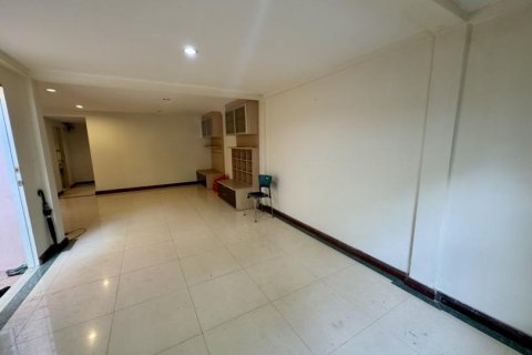 Townhouse in Bangkok, Thailand 3 bedrooms № 117876 - photo 3