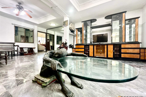House in Bangkok, Thailand 7 bedrooms № 190272