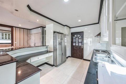Condo in Bangkok, Thailand, 3 bedrooms  № 185834 - photo 9