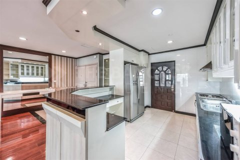 Condo in Bangkok, Thailand, 3 bedrooms № 185833 - photo 2