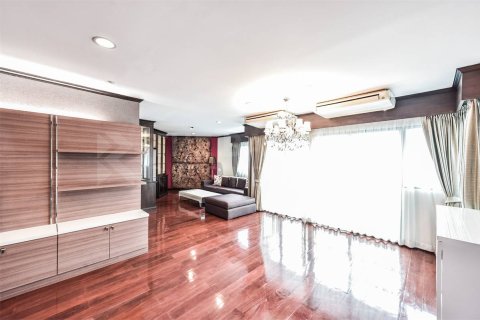 Condo in Bangkok, Thailand, 3 bedrooms № 185833 - photo 8