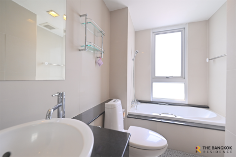 Condo in Bangkok, Thailand, 3 bedrooms № 184706 - photo 10