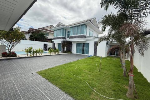 Villa in Pattaya, Thailand 5 bedrooms № 135235 - photo 1