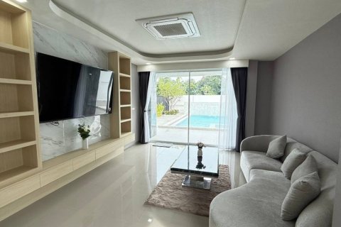 Villa in Pattaya, Thailand 5 bedrooms № 135235 - photo 3