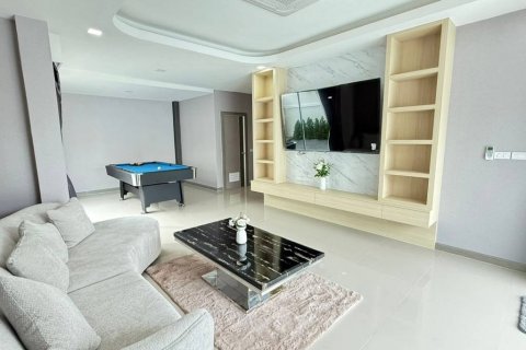 Villa in Pattaya, Thailand 5 bedrooms № 135235 - photo 2