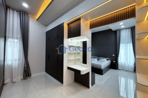 House in Pattaya, Thailand 3 bedrooms № 195800 - photo 14