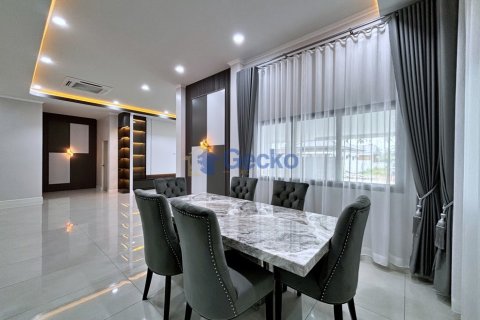 House in Pattaya, Thailand 3 bedrooms № 195800 - photo 10