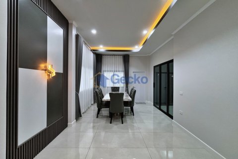 House in Pattaya, Thailand 3 bedrooms № 195800 - photo 12