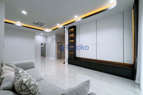 House in Pattaya, Thailand 3 bedrooms № 195800 - photo 9