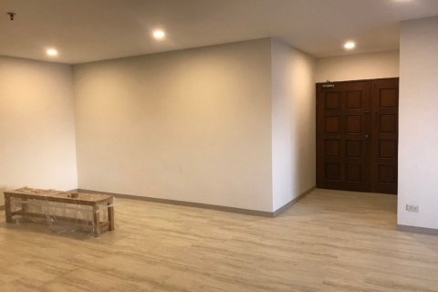 Condo in Watthana, Bangkok, Thailand, 3 bedrooms № 169176 - photo 9