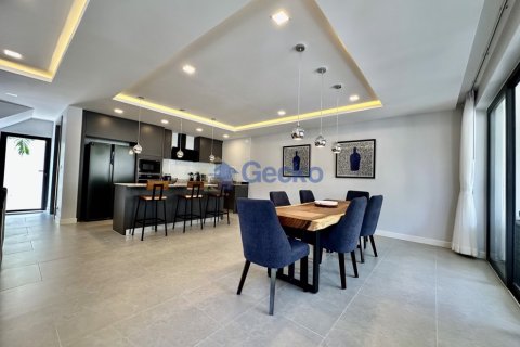 House in Pattaya, Thailand 5 bedrooms № 196579 - photo 12