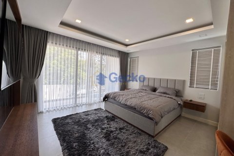 House in Pattaya, Thailand 5 bedrooms № 196579 - photo 21