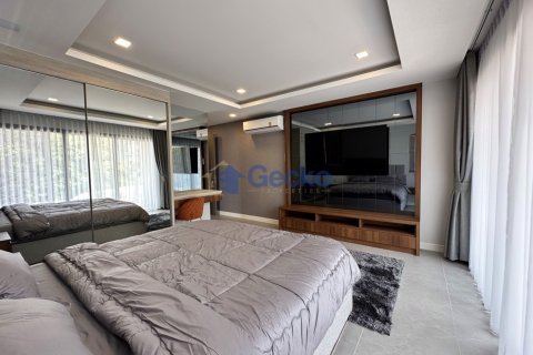 House in Pattaya, Thailand 5 bedrooms № 196579 - photo 22