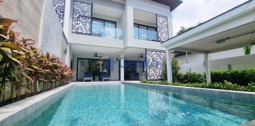 House in Pattaya, Thailand 5 bedrooms № 196579