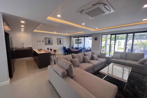 House in Pattaya, Thailand 5 bedrooms № 196579 - photo 7