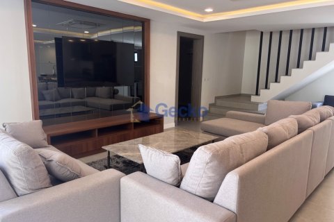 House in Pattaya, Thailand 5 bedrooms № 196579 - photo 5