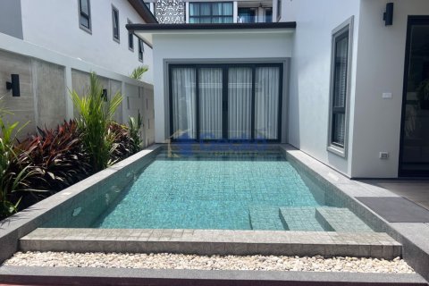 House in Pattaya, Thailand 5 bedrooms № 196579 - photo 2