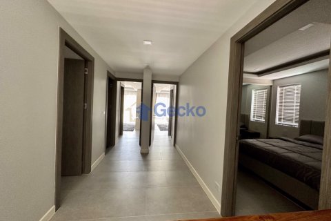 House in Pattaya, Thailand 5 bedrooms № 196579 - photo 20