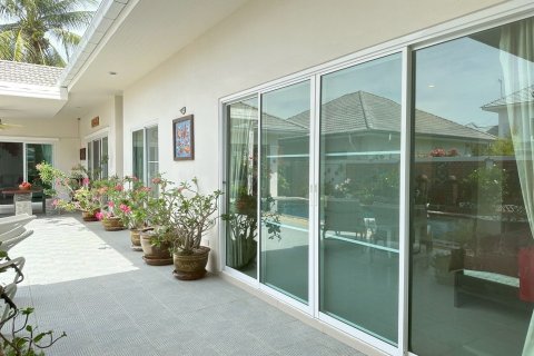 Villa in Hua Hin, Thailand 6 bedrooms № 163452 - photo 2
