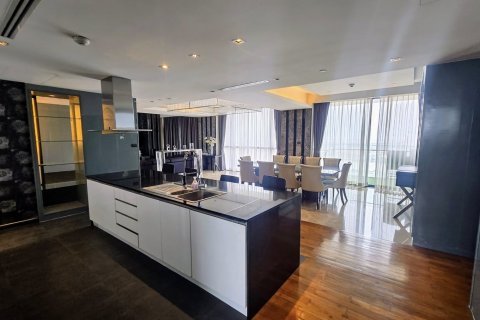 Condo in Bangkok, Thailand, 3 bedrooms № 142927 - photo 2