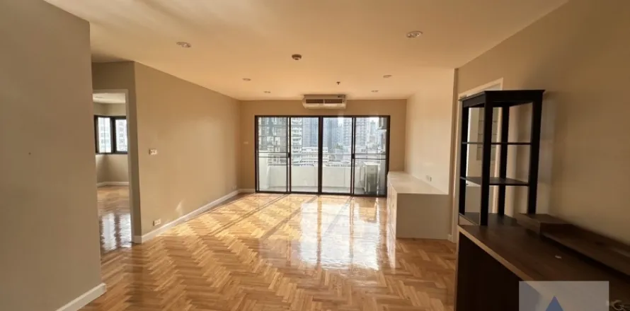 Condo in Watthana, Bangkok, Thailand, 3 bedrooms  № 215274