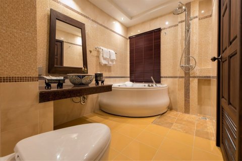 Коммерческая недвижимость в Чиангмае, Таиланд 1486м2  № 162771 - фото 2