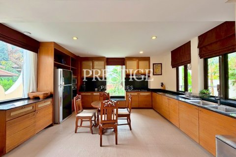 House in Pattaya, Thailand 5 bedrooms № 197894 - photo 11