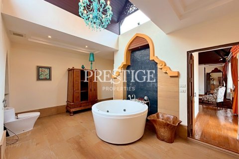 House in Pattaya, Thailand 5 bedrooms № 197894 - photo 18