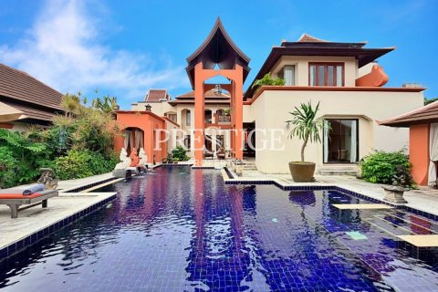 House in Pattaya, Thailand 5 bedrooms № 197894