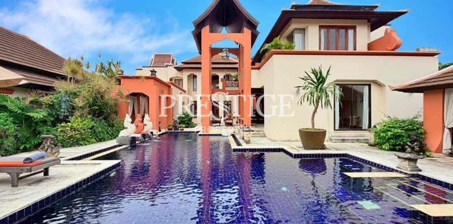 House in Pattaya, Thailand 5 bedrooms № 197894