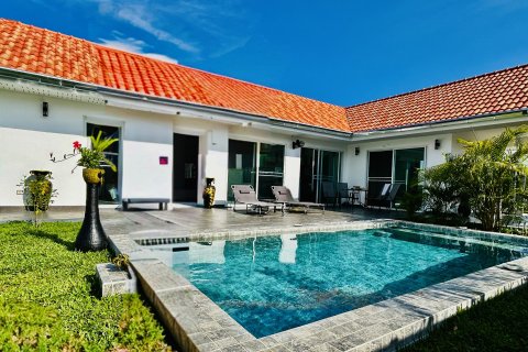 Villa in Hua Hin, Thailand 2 bedrooms № 147861 - photo 2