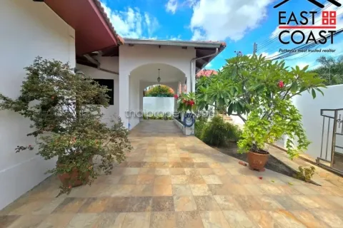 Casa de 4 dormitorios en Pattaya, Tailandia № 212668 - foto 3