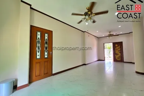 Casa de 4 dormitorios en Pattaya, Tailandia № 212668 - foto 13