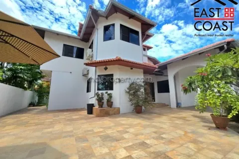Casa de 4 dormitorios en Pattaya, Tailandia № 212668 - foto 2