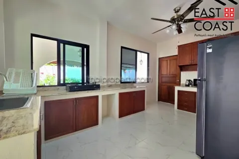 Casa de 4 dormitorios en Pattaya, Tailandia № 212668 - foto 14