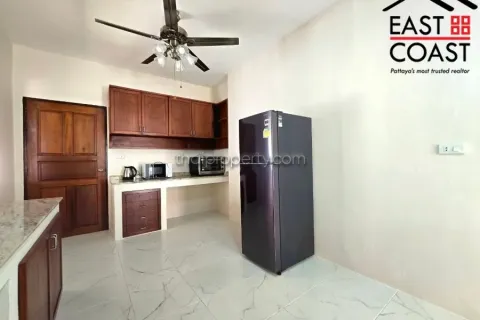 Casa de 4 dormitorios en Pattaya, Tailandia № 212668 - foto 15