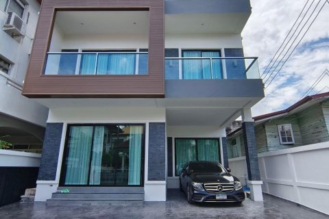 Villa in Bangkok, Thailand 4 bedrooms № 133831 - photo 1