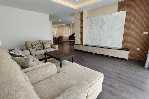 Villa in Bangkok, Thailand 4 bedrooms № 133831 - photo 3