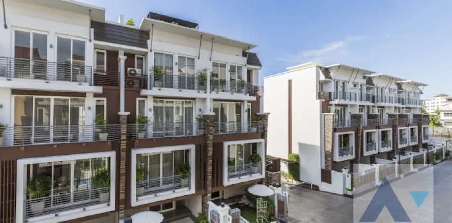 Reihenhaus in Sathon, Bangkok, Thailand 3 Schlafzimmer № 215445